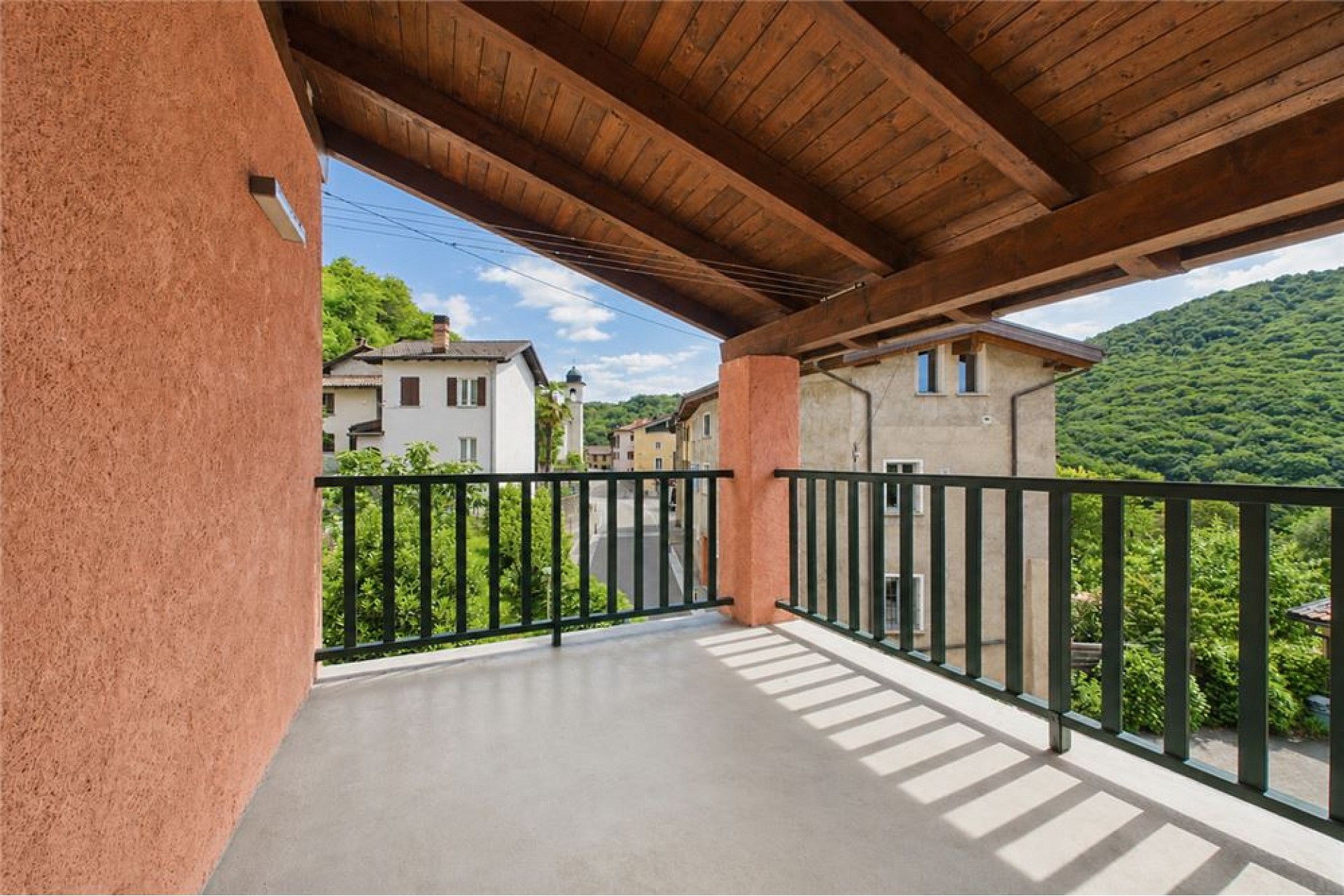 Überdachter Balkon mit Bergblick