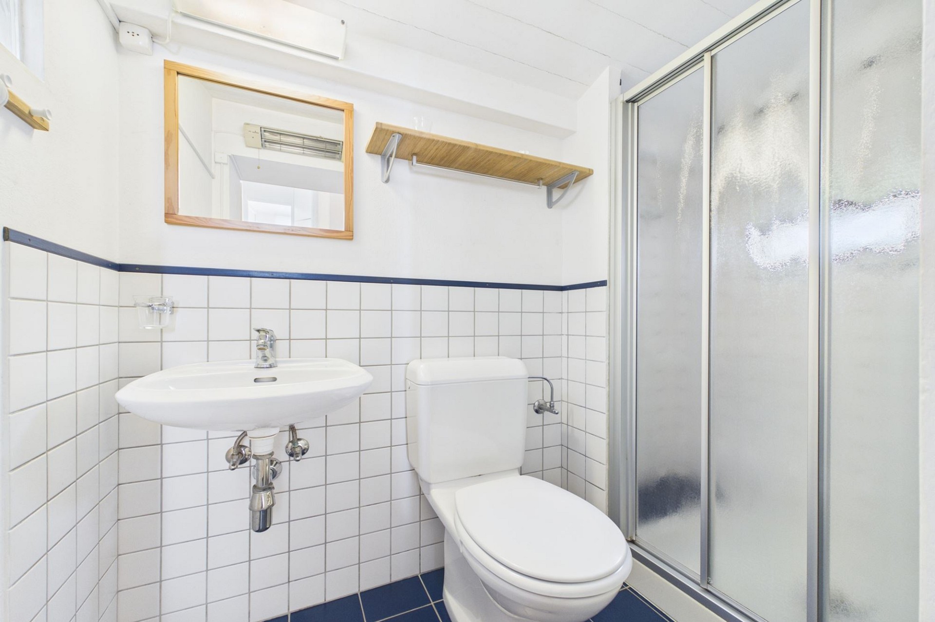 Kleines Badezimmer mit Dusche und WC