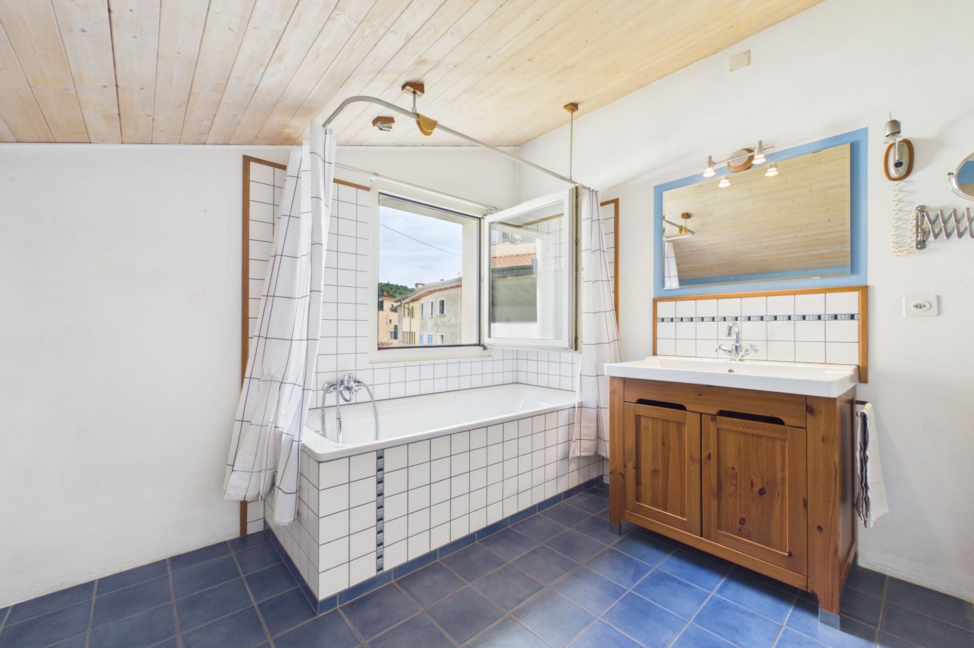 Helles Badezimmer mit Badewanne und Waschtisch