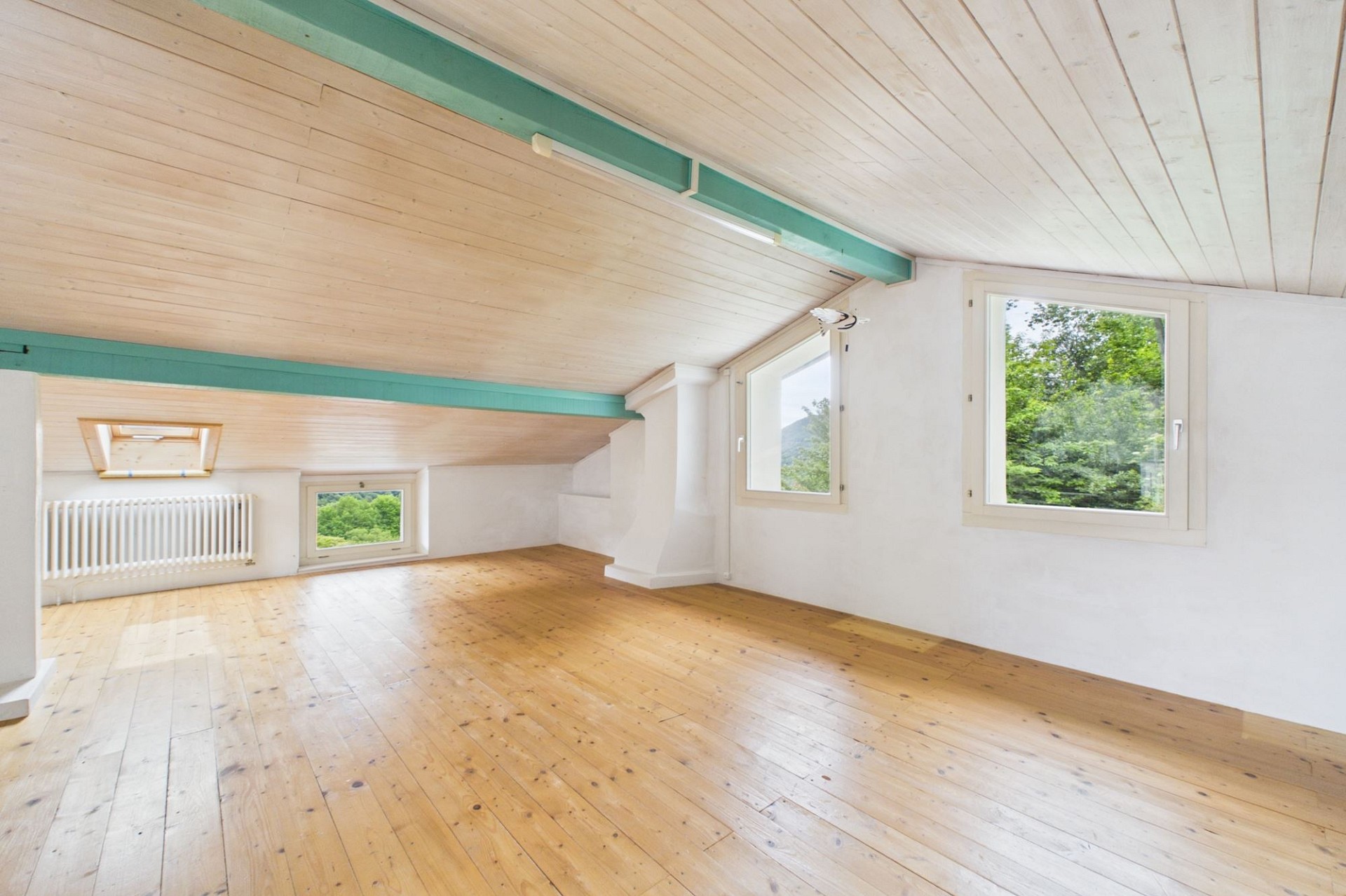 Heller Dachraum mit Holzboden