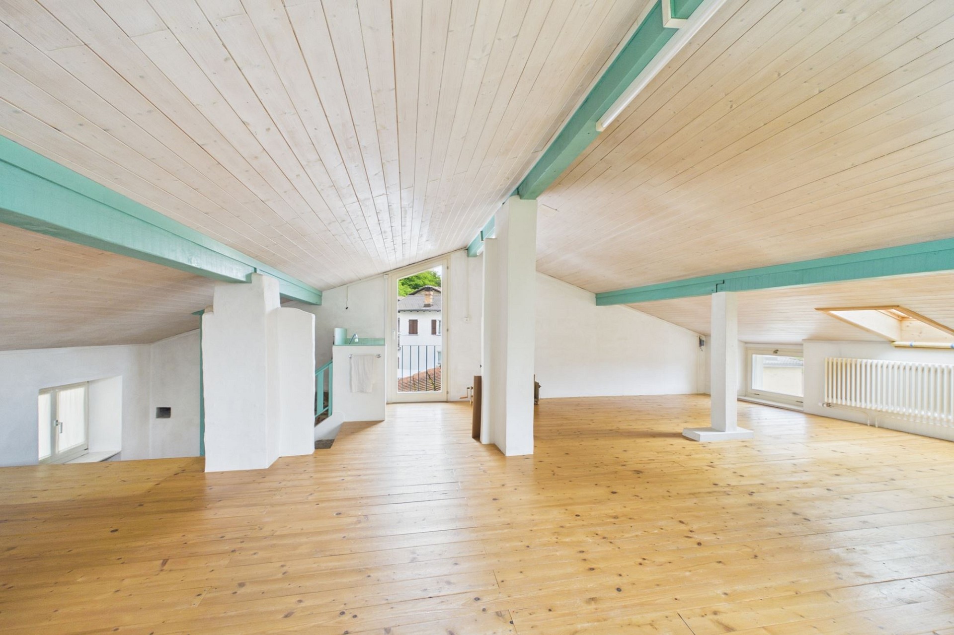 Ausgebauter Dachboden mit Holzfußboden