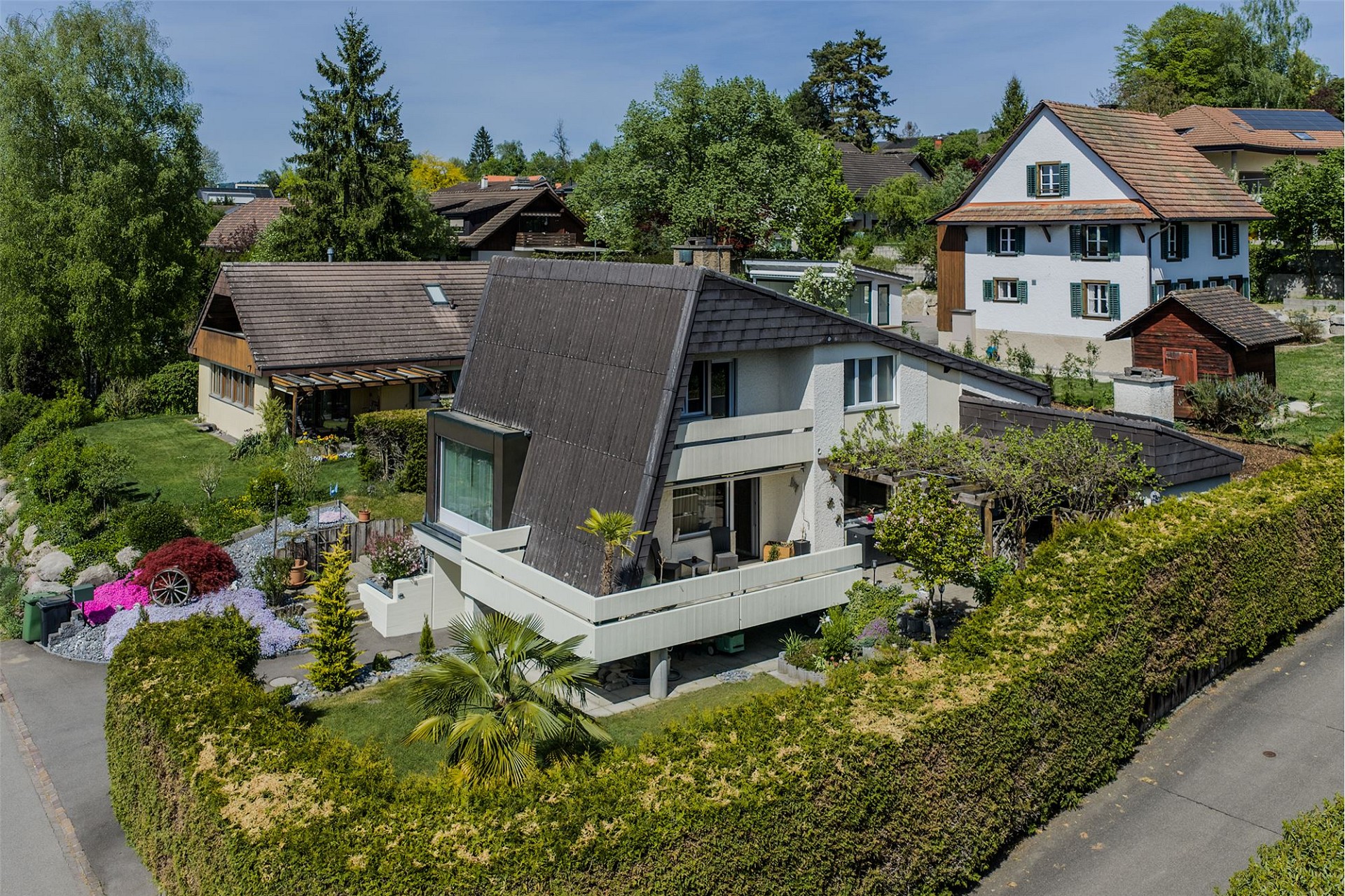 Drohnenaufnahme eines gepflegten Wohnhauses mit Garten