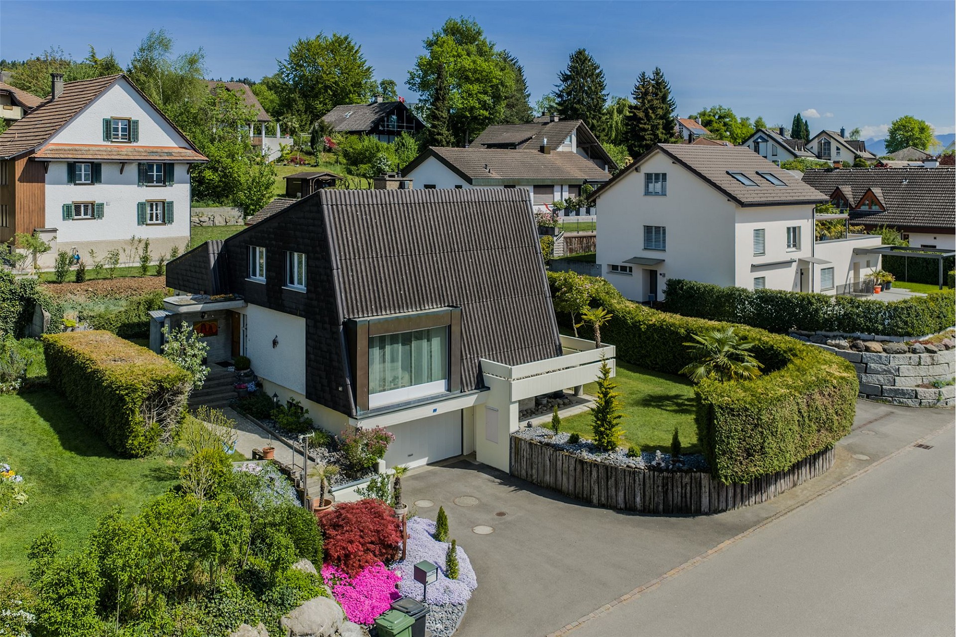 Wohnhaus in grüner Vorortsiedlung