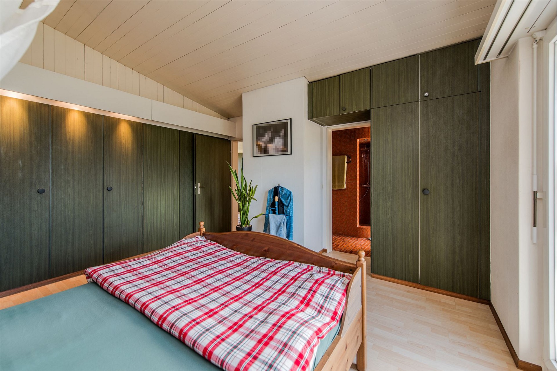 Schlafzimmer mit Einbauschränken