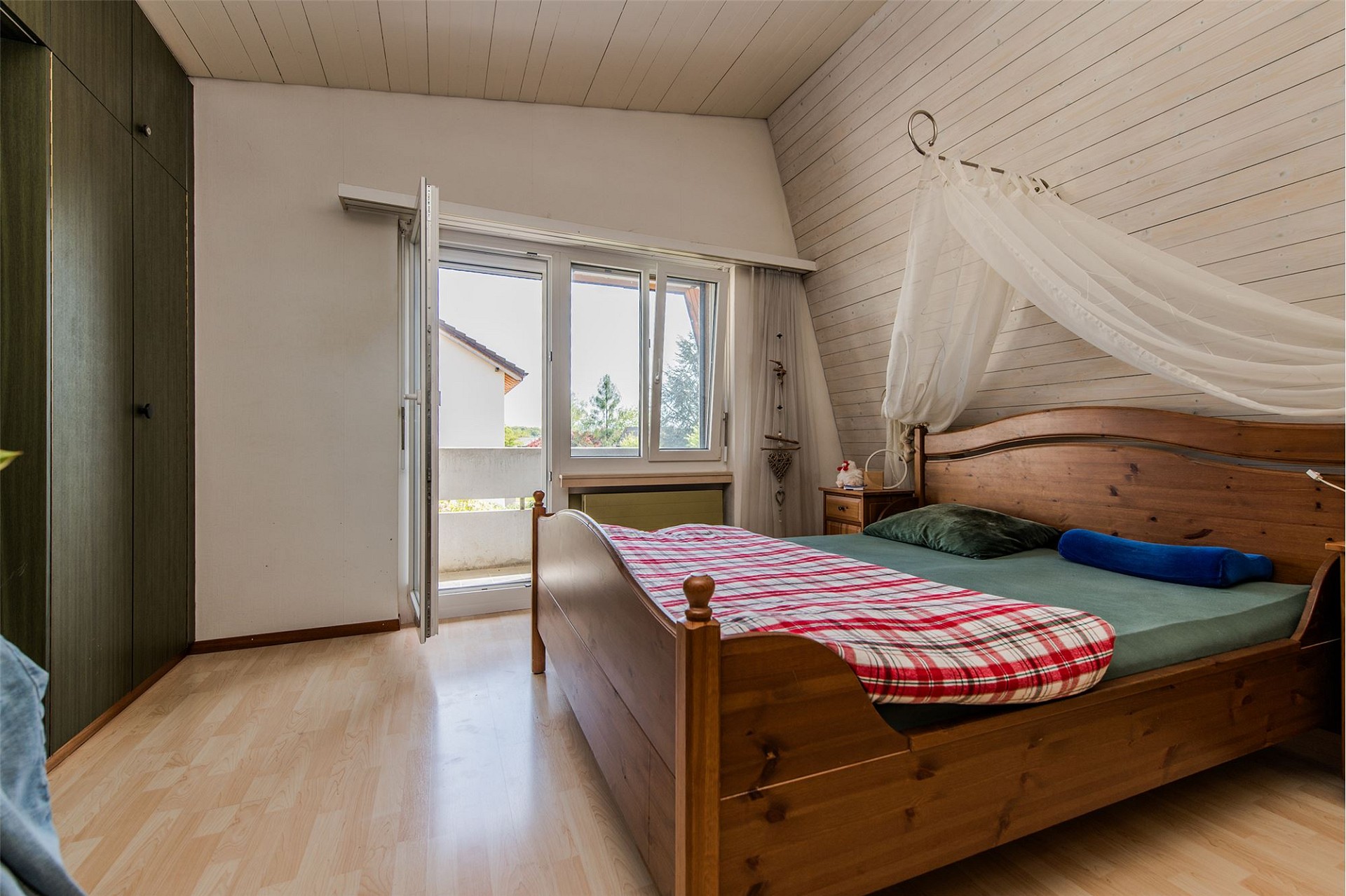 Gemütliches Schlafzimmer mit Balkonzugang