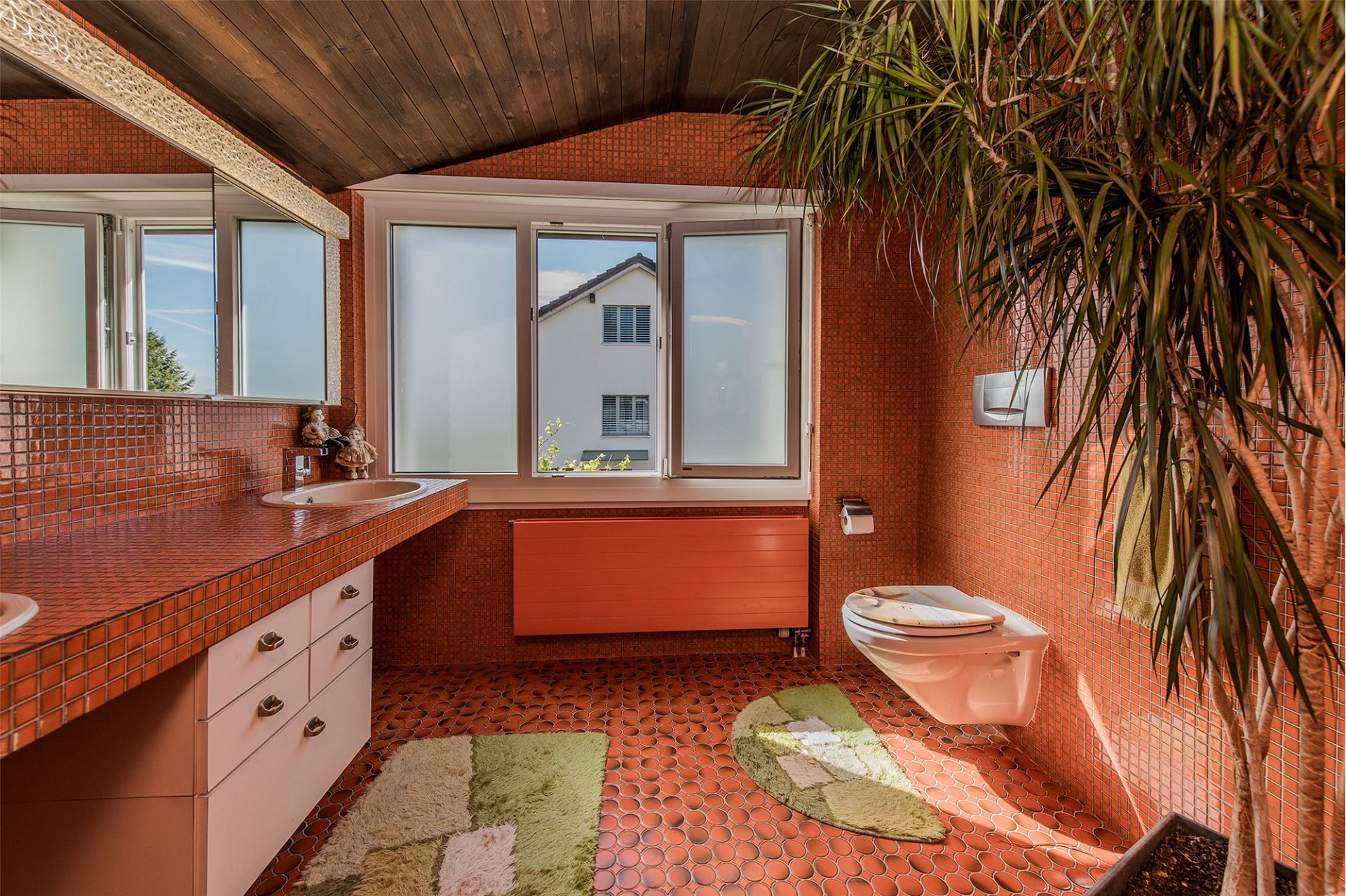 Verspieltes Badezimmer mit orangefarbenen Mosaikfliesen