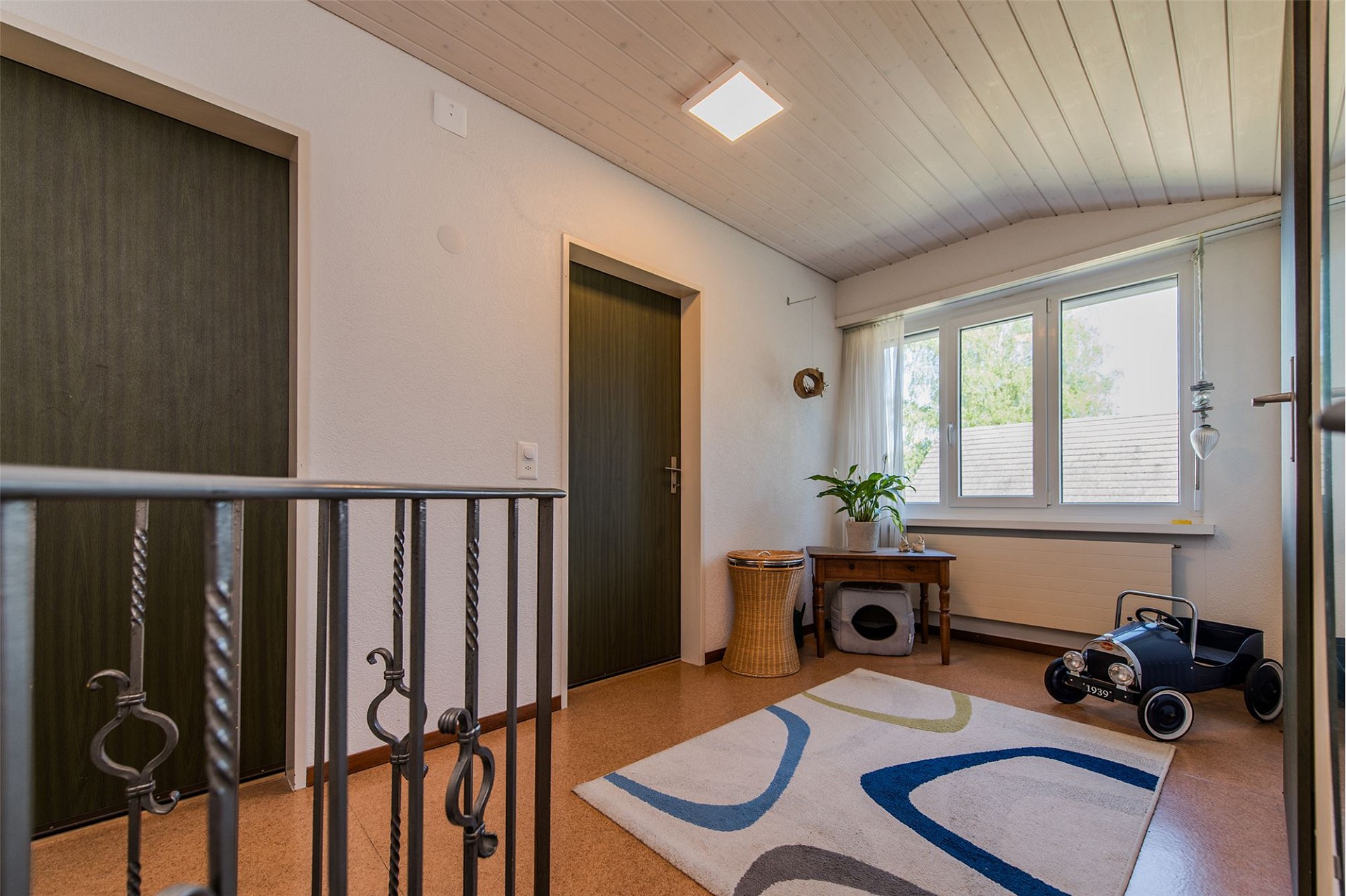 Heller Flur mit zwei Türen und Fensterbank