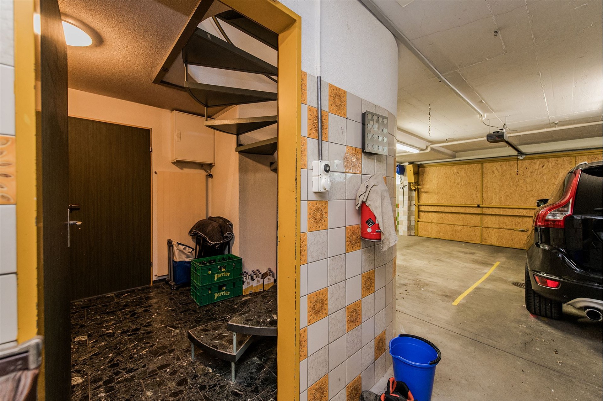 Tiefgarage mit Zugangsbereich und Wendeltreppe