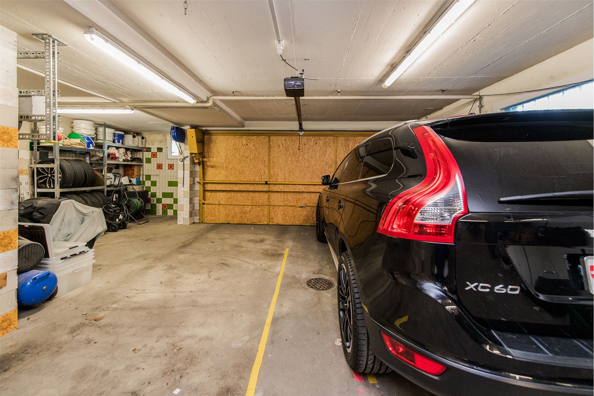 Garage mit geparktem SUV und Abstellbereich