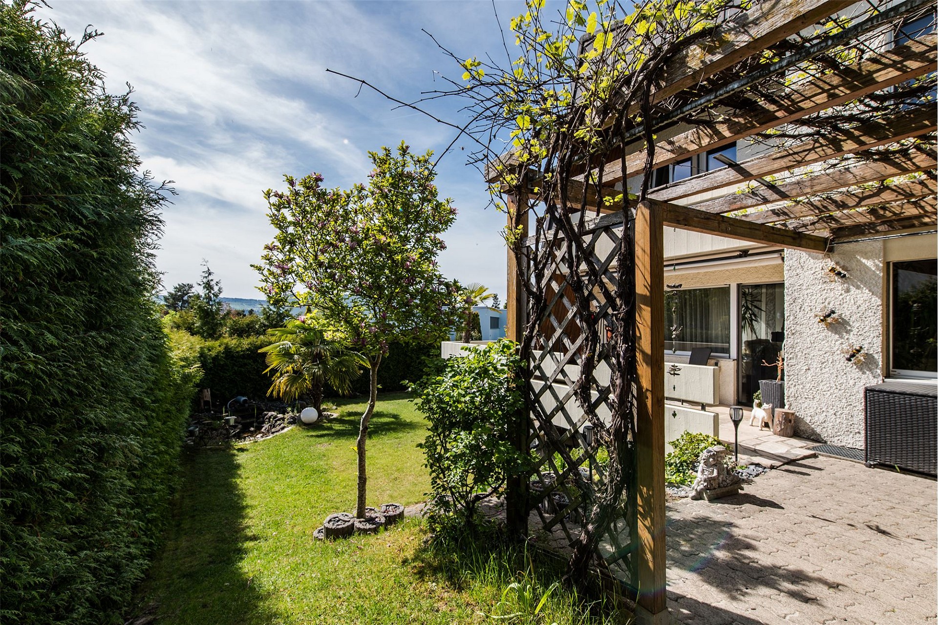 Garten mit Pergola und Terrasse