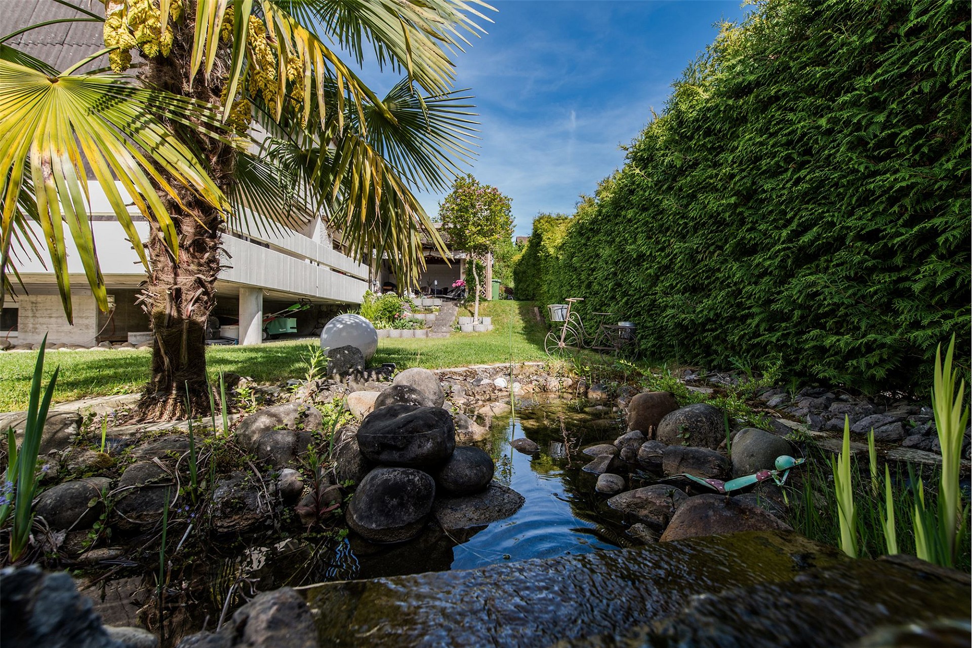 Garten mit Wasserlauf