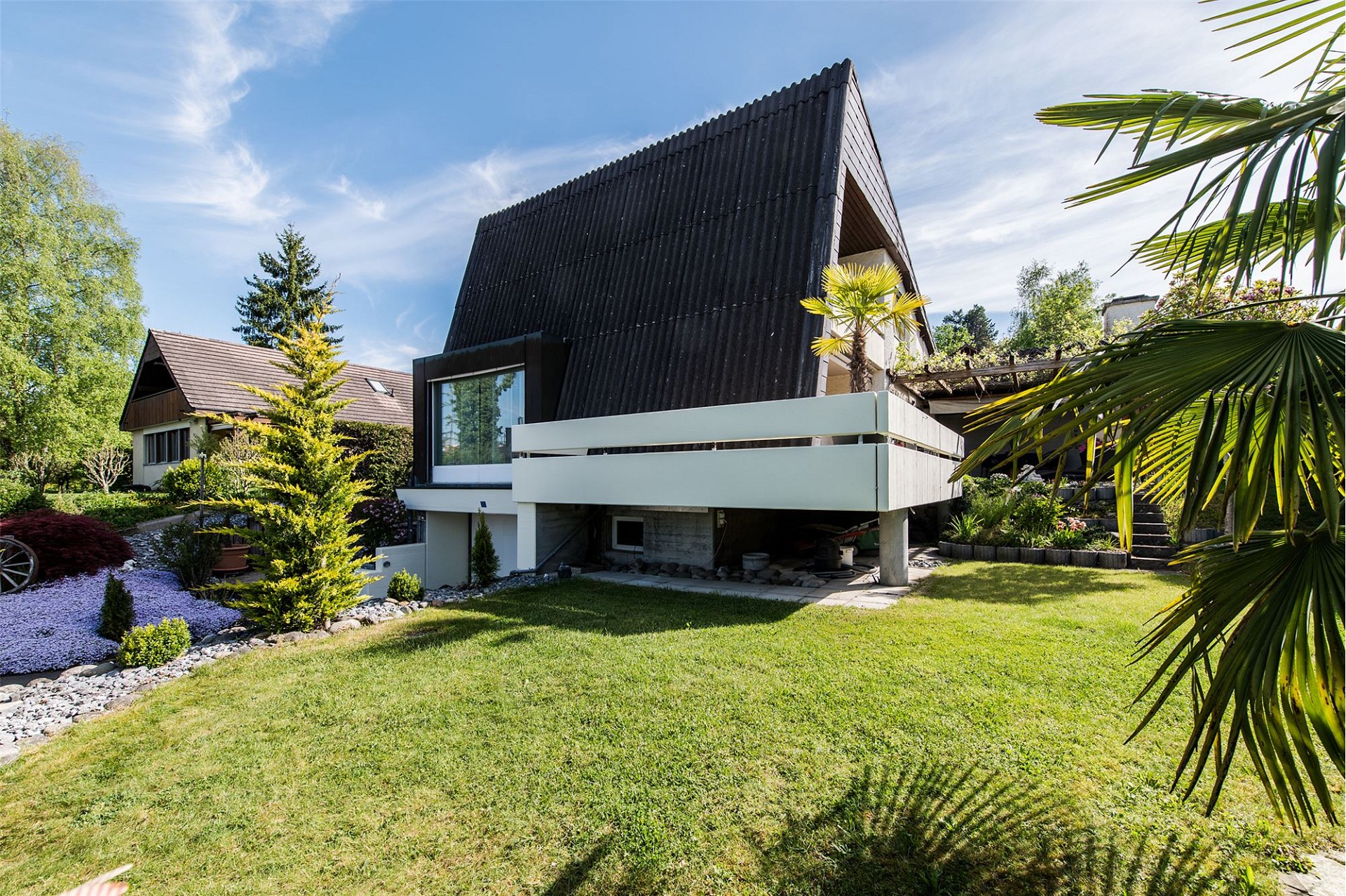Modernes Haus mit großem Garten