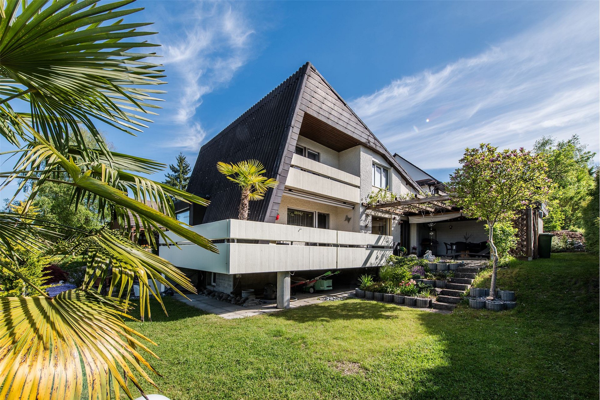 Außenansicht eines modernen Hauses mit Garten