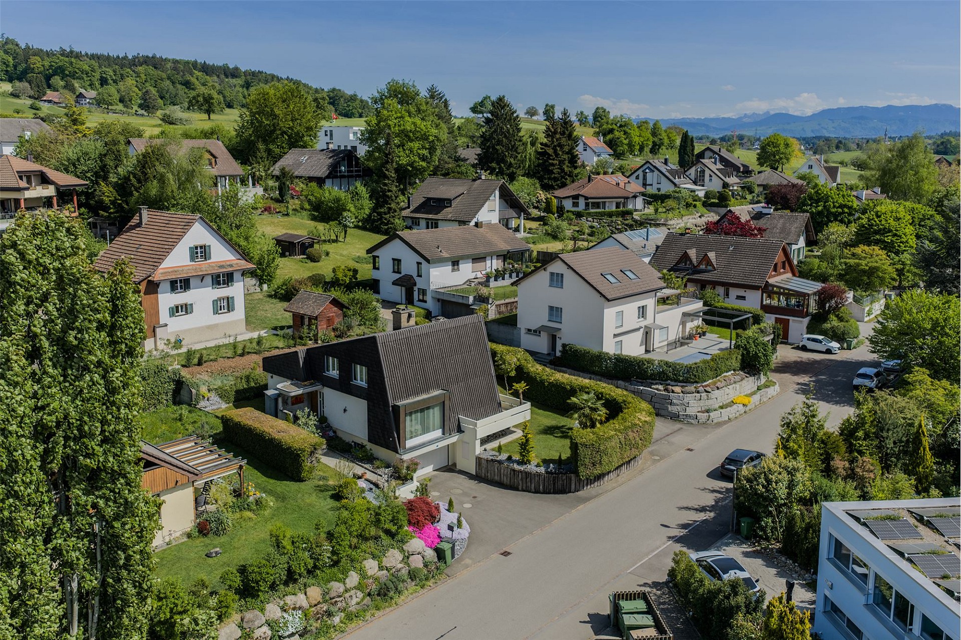 Luftaufnahme eines Wohnquartiers in grüner Hanglage