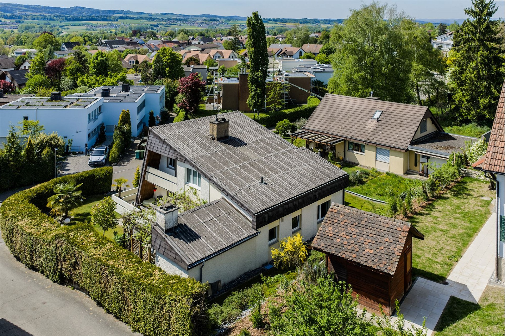 Luftaufnahme eines Wohnhauses mit Garten und Nachbarschaft