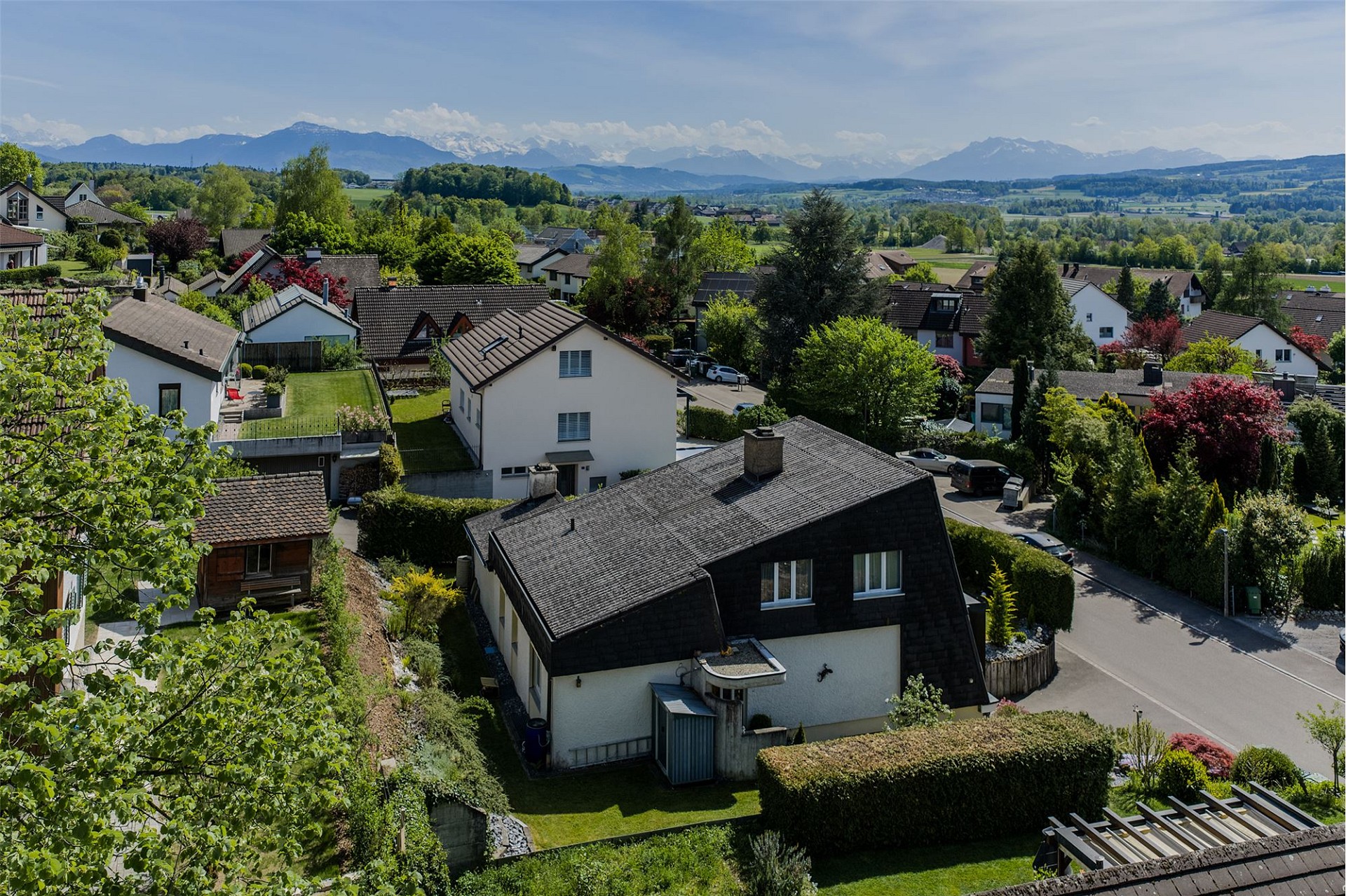 Weitwinkel-Panoramablick über Wohngebiet mit Bergkulisse