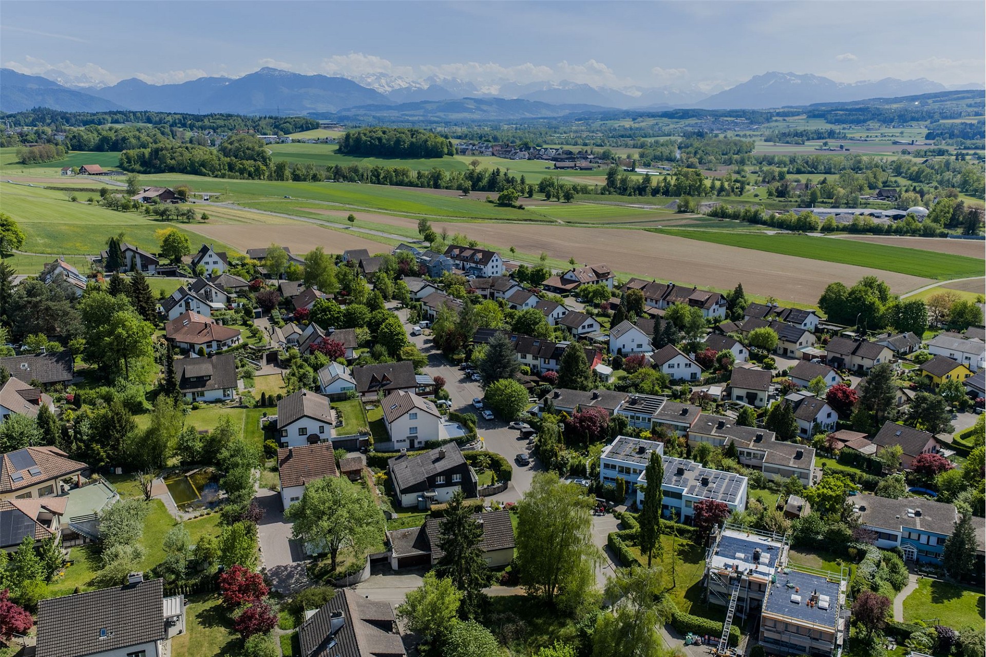Luftaufnahme einer Wohnsiedlung im ländlichen Alpenvorland