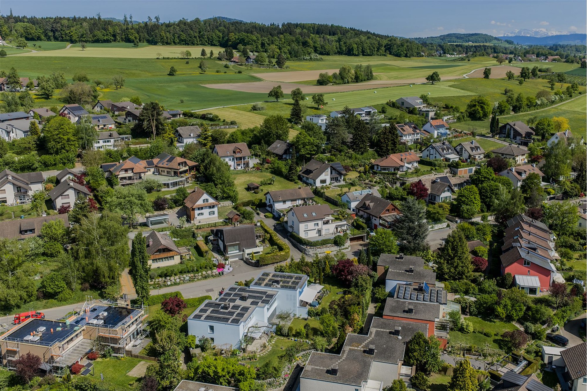 Luftaufnahme eines Wohngebiets am Stadtrand