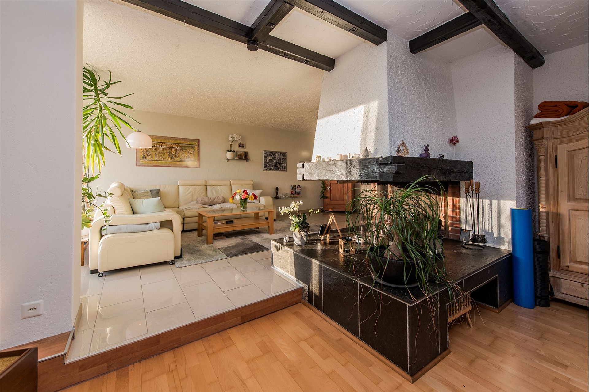 Gemütliches Wohnzimmer mit Kamin und Sitzbereich