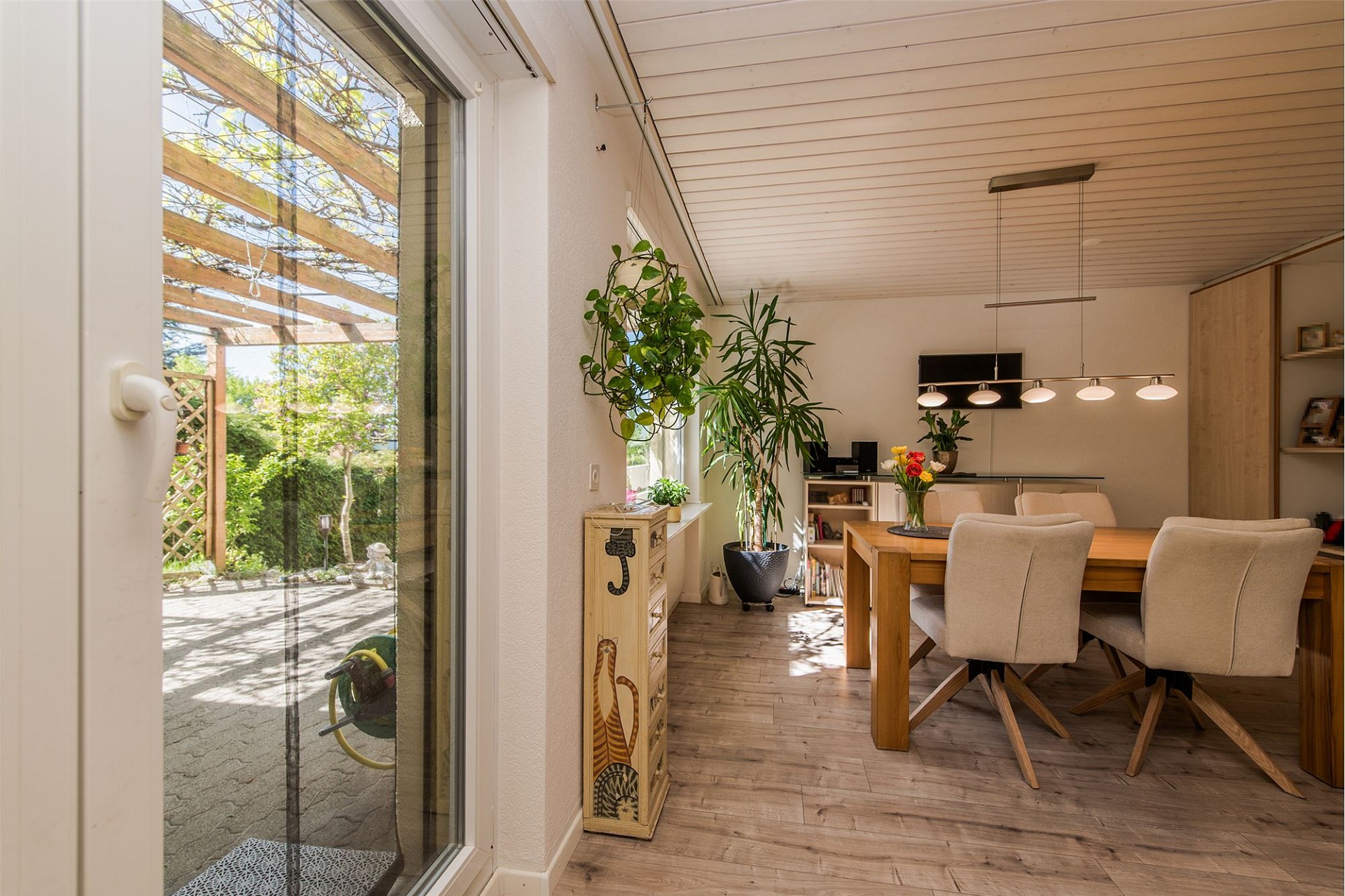 Heller Essbereich mit Zugang zur Terrasse