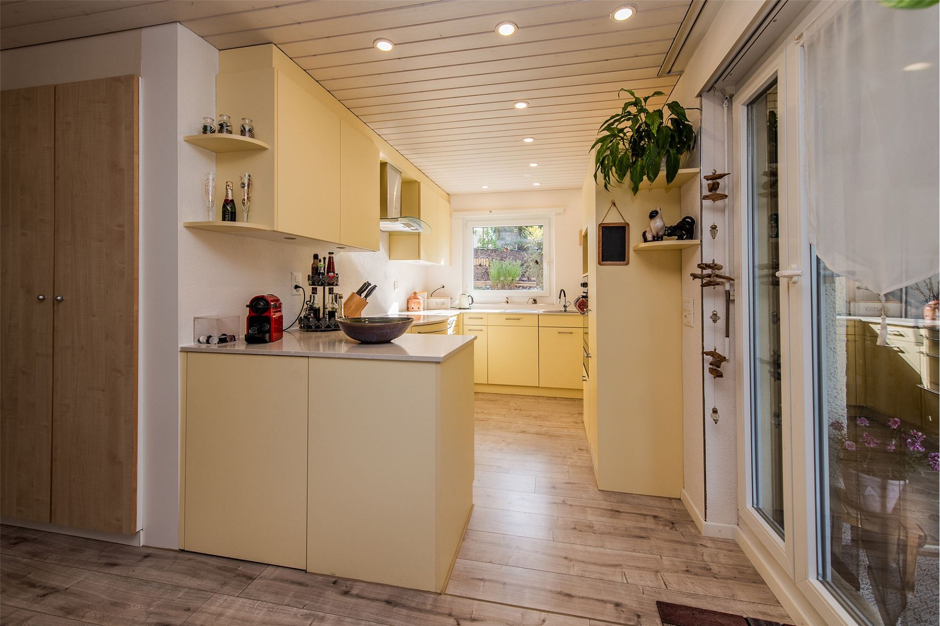 Helle Einbauküche mit Holz- und Cremetönen