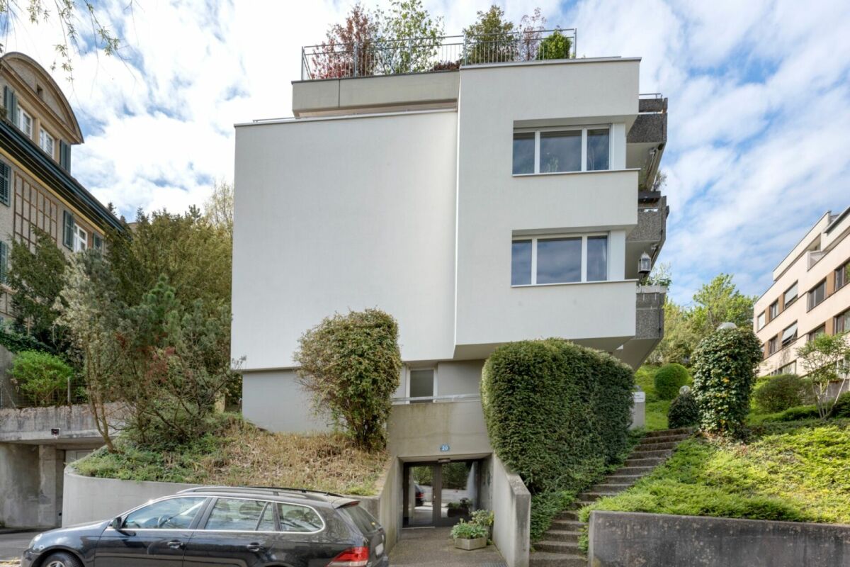 Modernes Mehrfamilienhaus mit begrüntem Umfeld