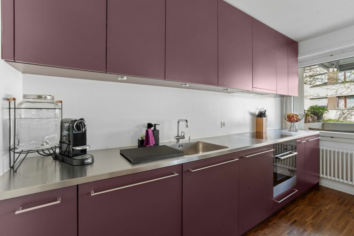 Moderne Küche mit auberginefarbenen Fronten