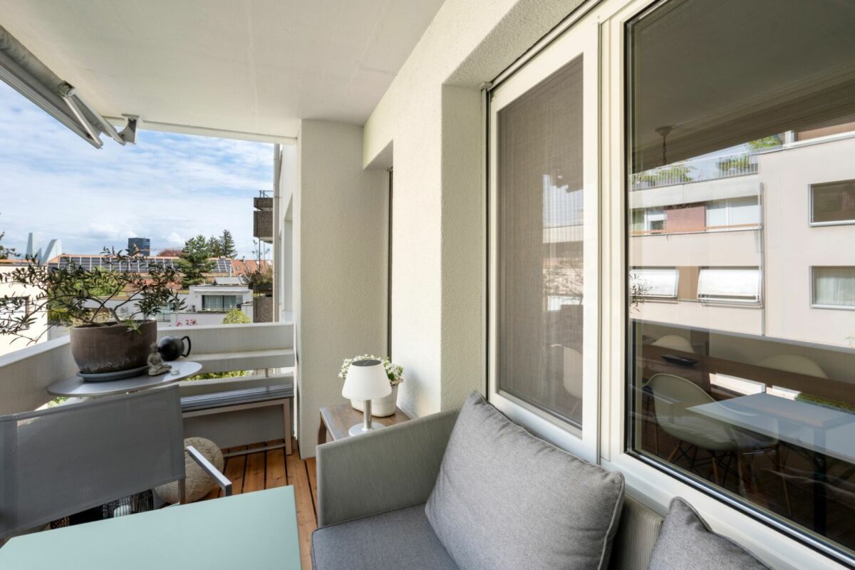 Balkon mit Sitzbereich und Stadtblick