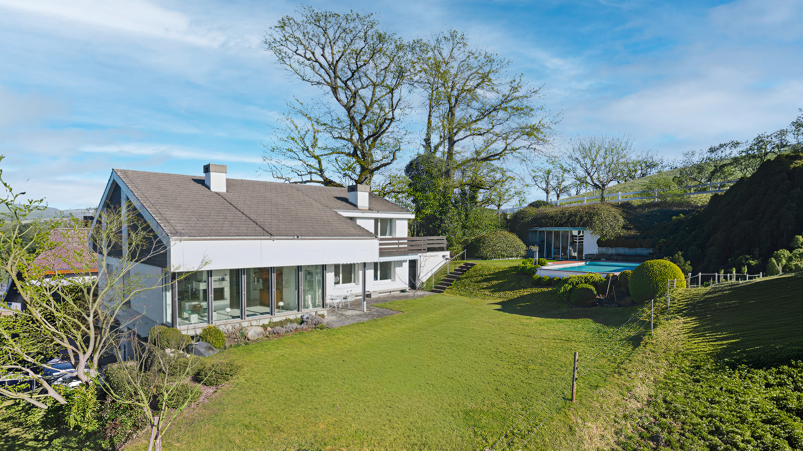 Großzügiges Einfamilienhaus mit Garten, Pool und Hanglage
