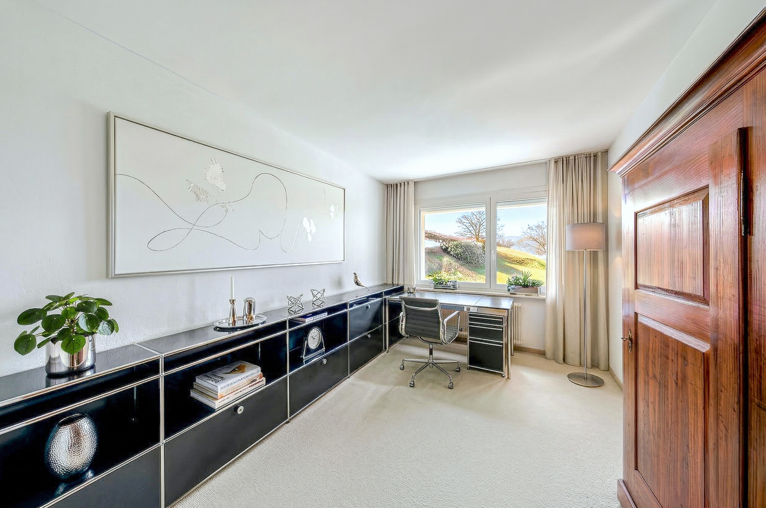 Helles Arbeitszimmer mit Aussicht