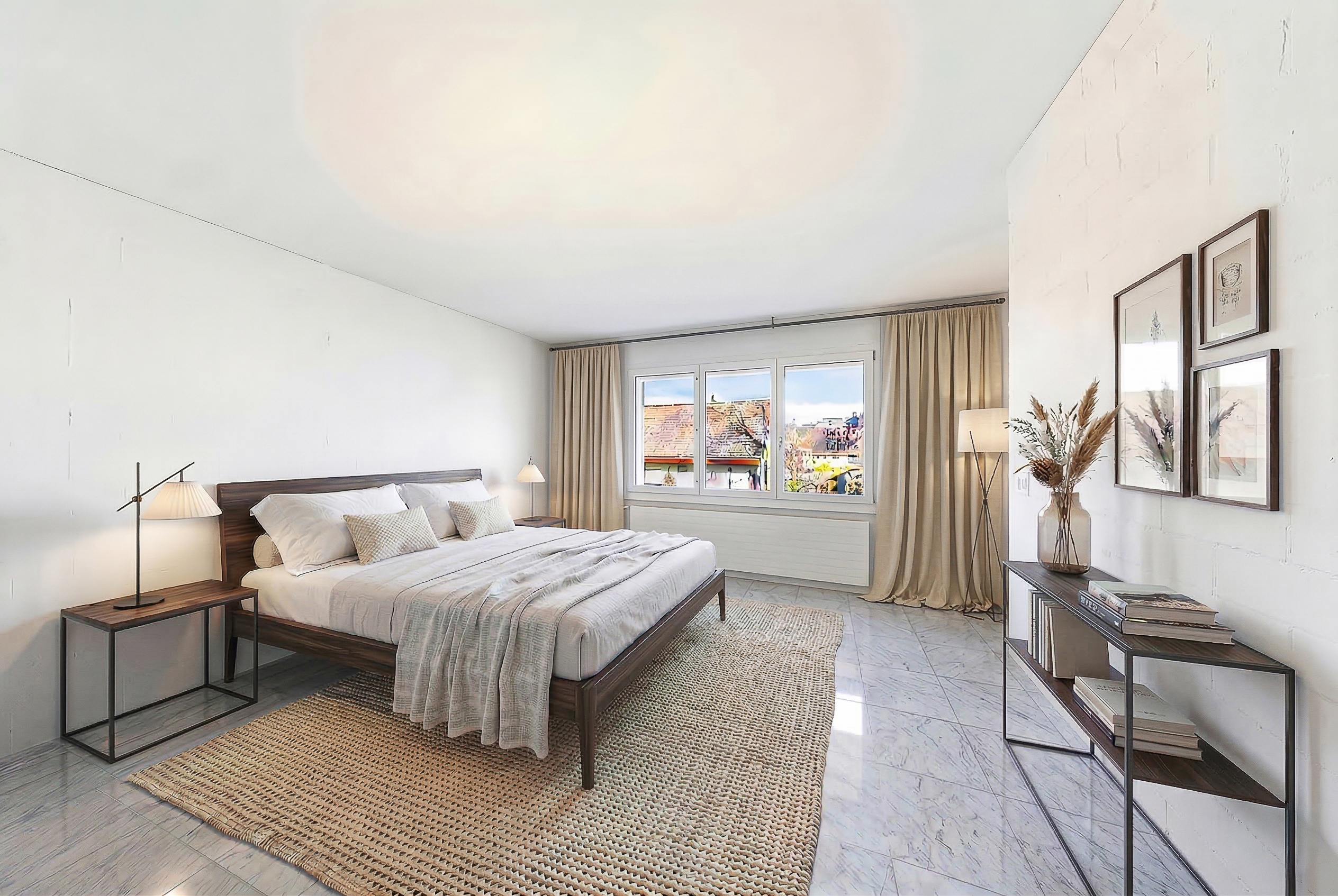 Helles Schlafzimmer mit Doppelbett
