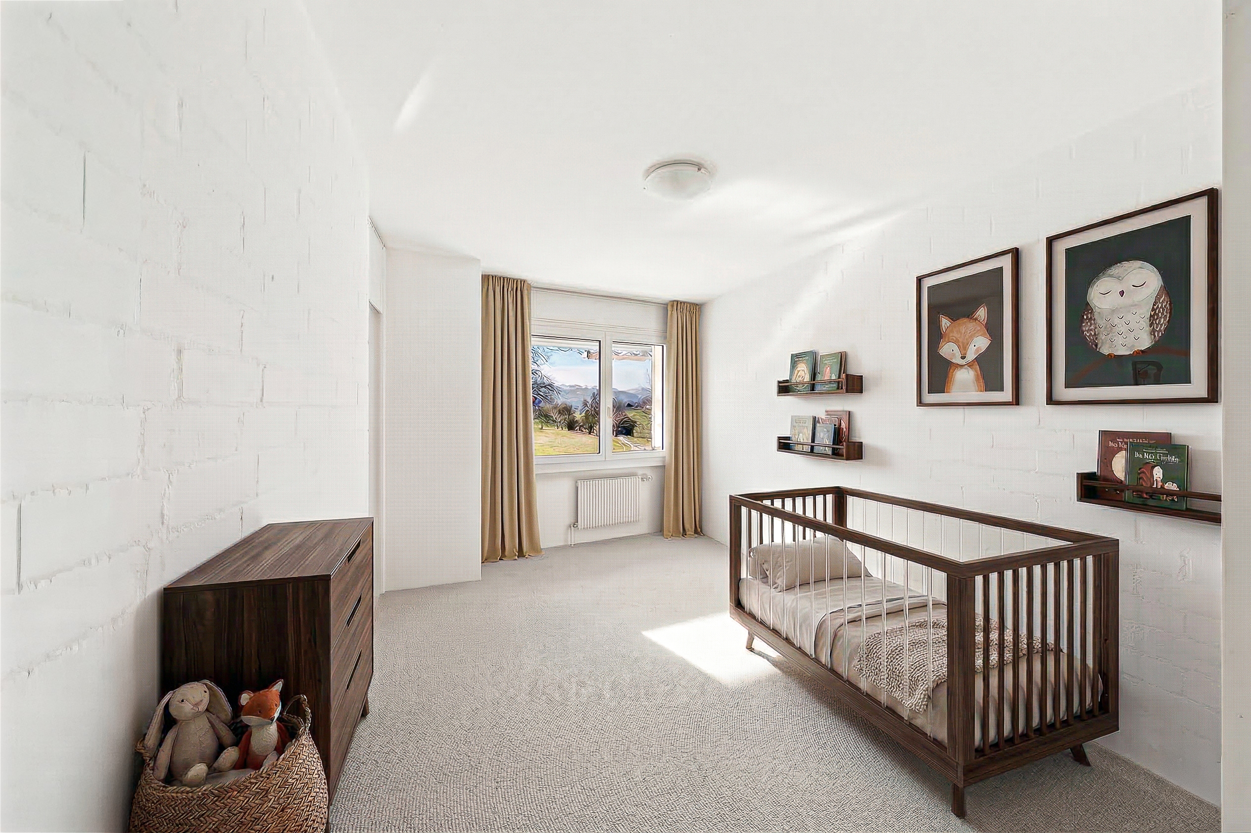 Helles Kinderzimmer mit Bettchen