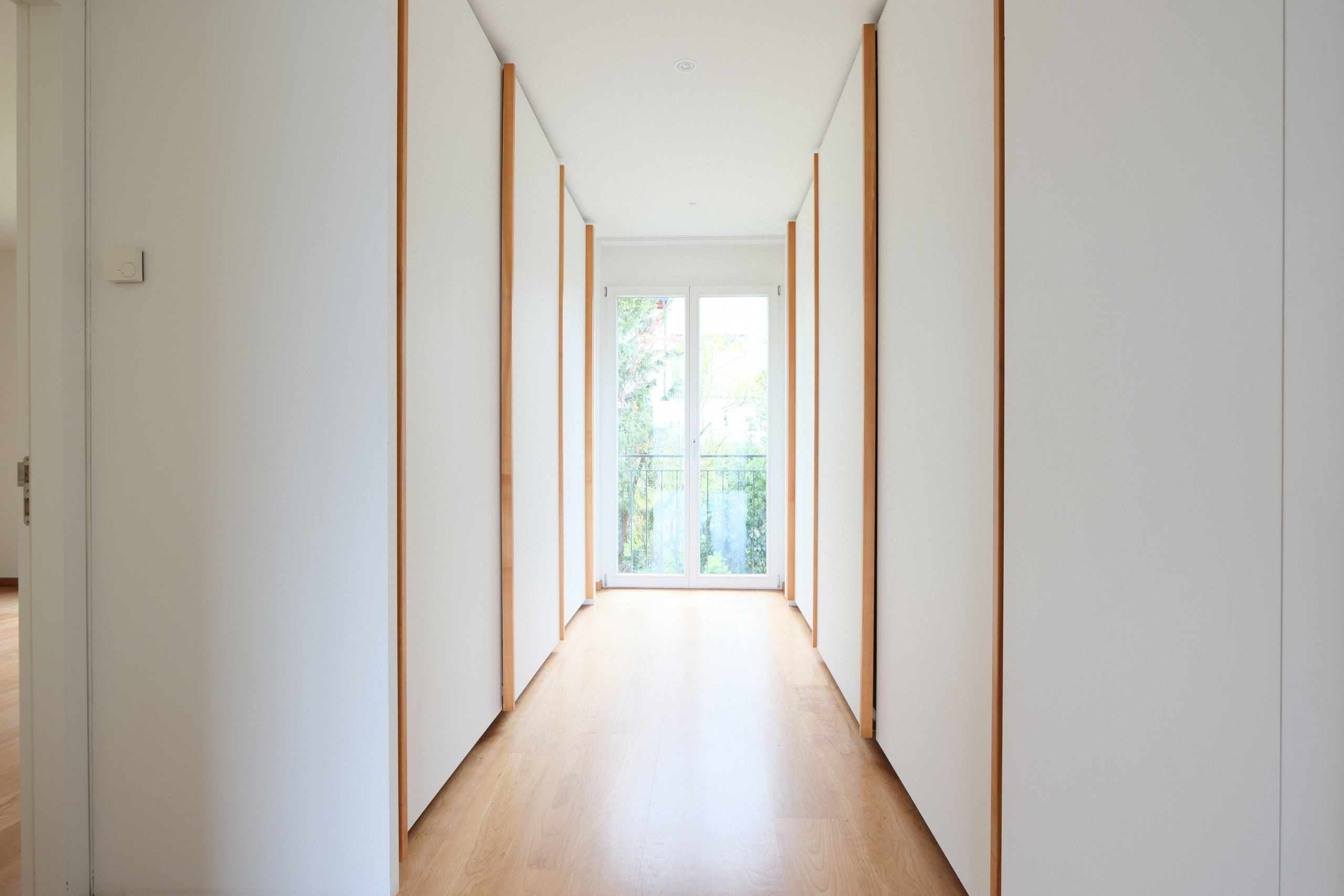 Heller Flur mit Blick zum Fenster