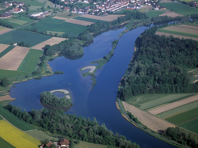 Luftaufnahme einer Flusslandschaft mit Feldern
