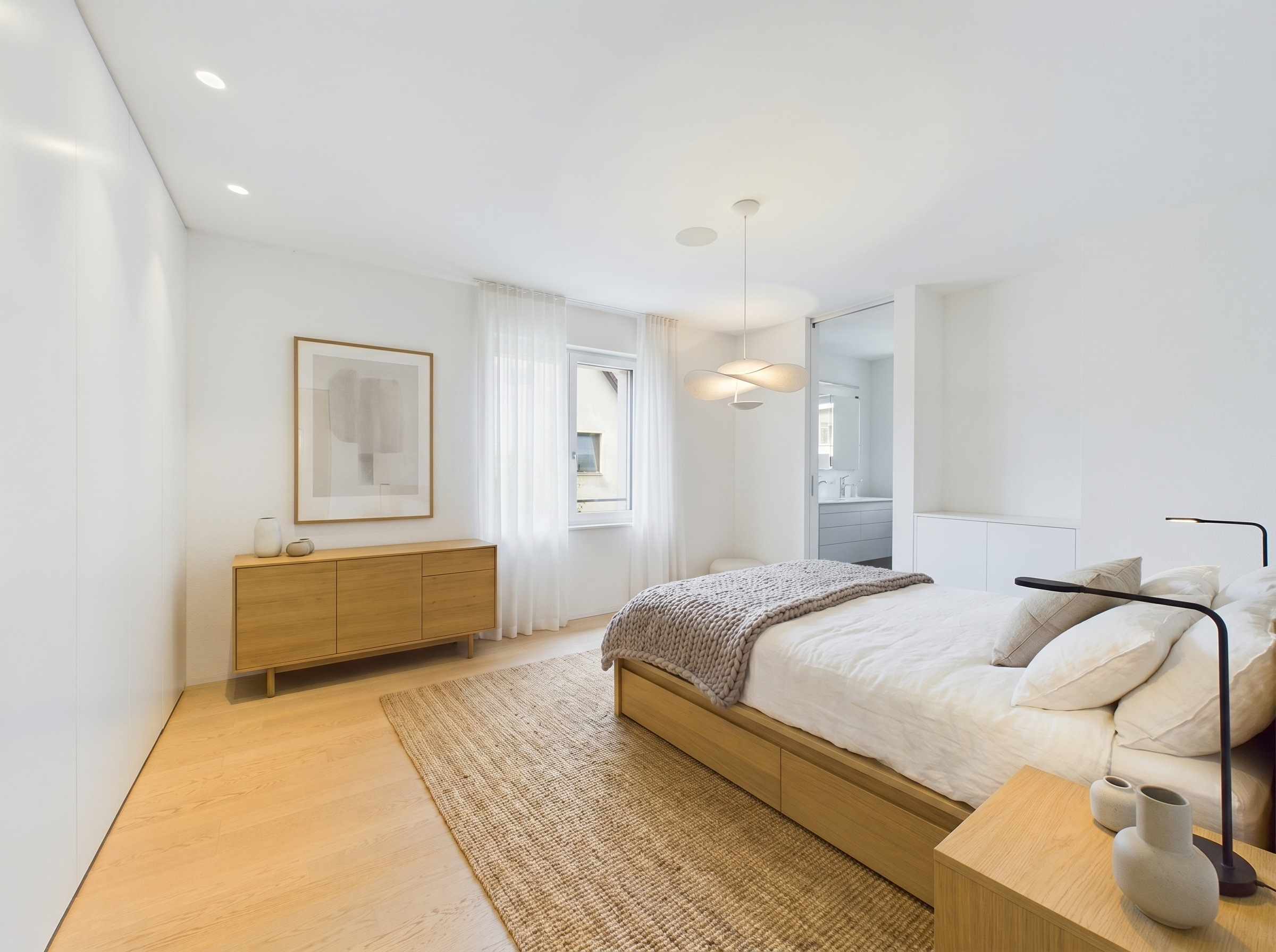 Helles, minimalistisches Schlafzimmer