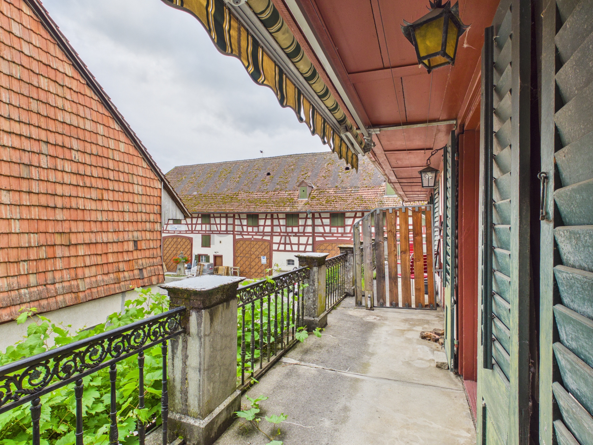 Außenkorridor mit Blick auf Fachwerkhof