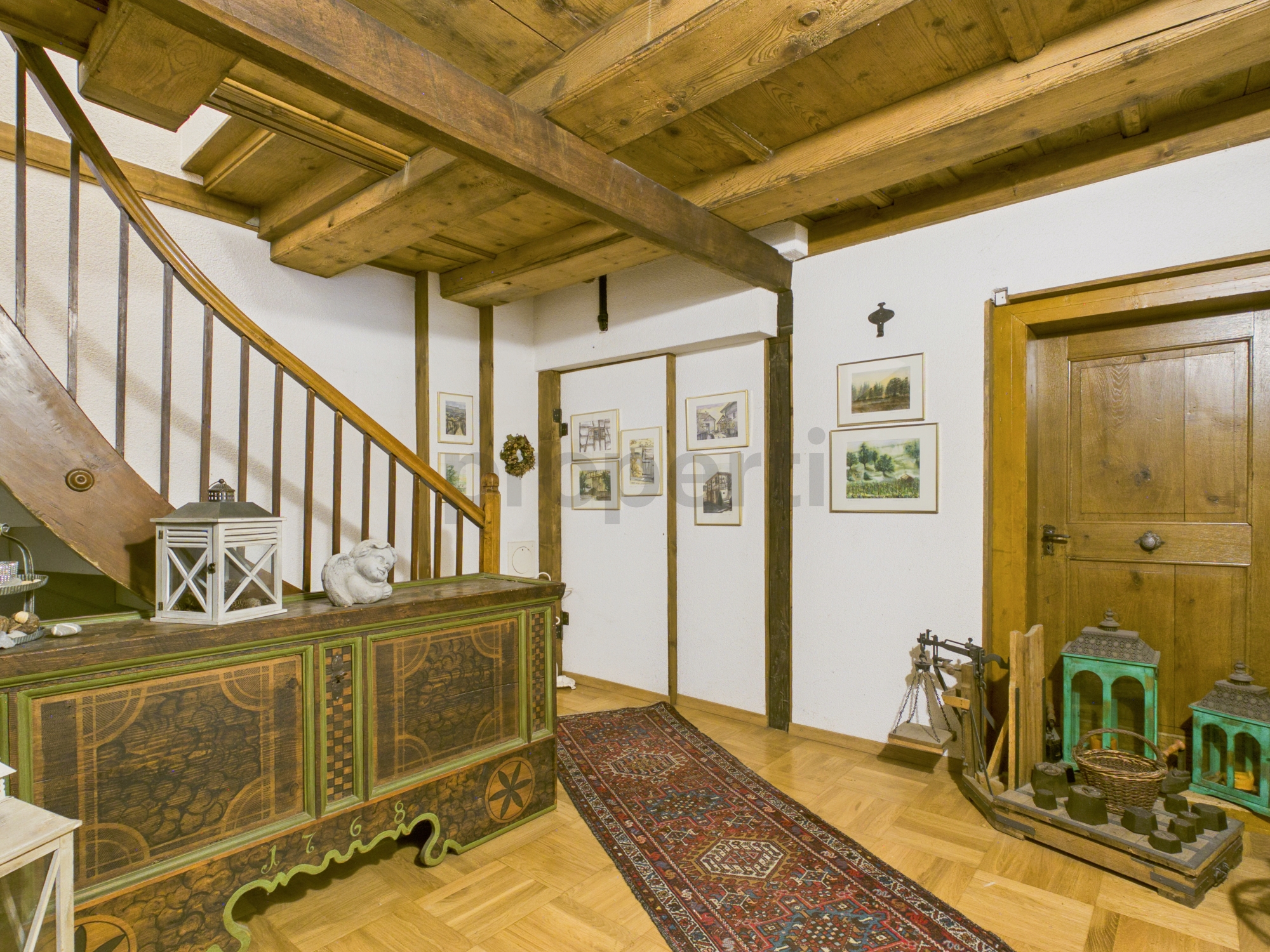 Rustikaler Eingangsbereich mit Holztreppe