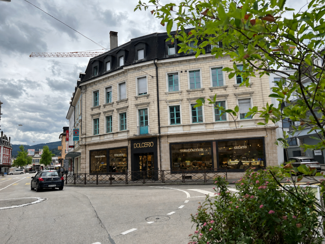 Historisches Eckgebäude mit Ladenlokal