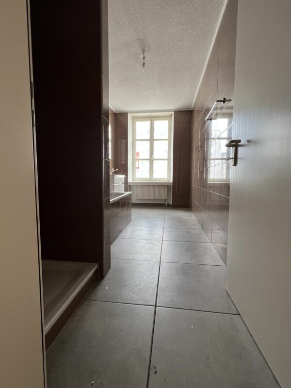 Innenraum mit Flur und Badezimmer