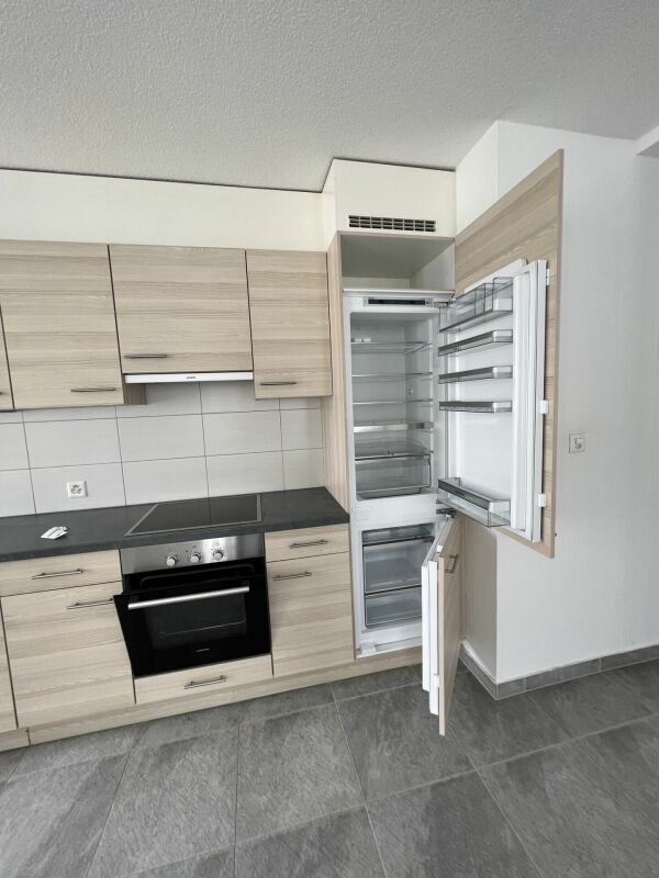 Moderne Einbauküche mit geöffnetem Kühlschrank