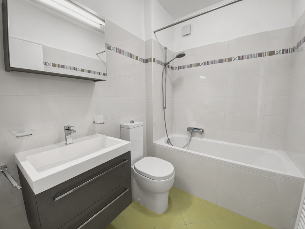 Modernes Badezimmer mit Badewanne und Waschtisch