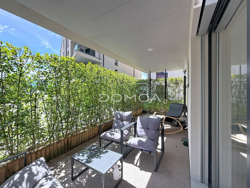 Moderne Balkonterrasse mit Sitzgruppe