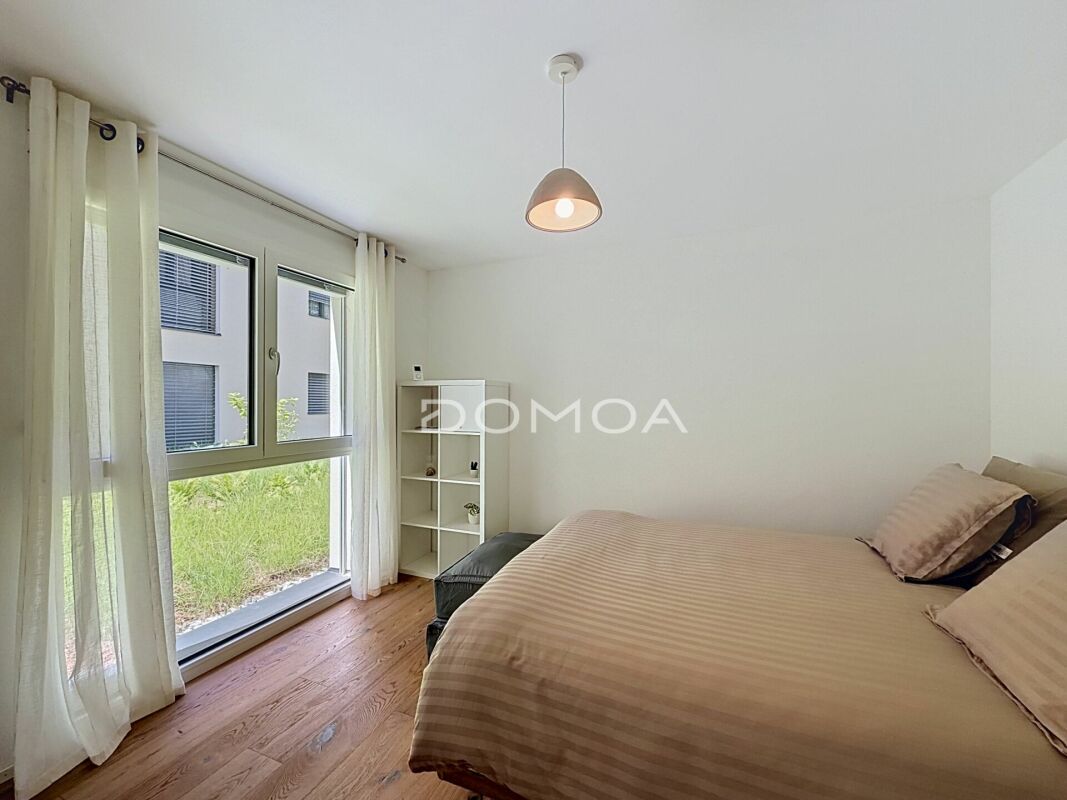 Helles Schlafzimmer mit Balkonblick