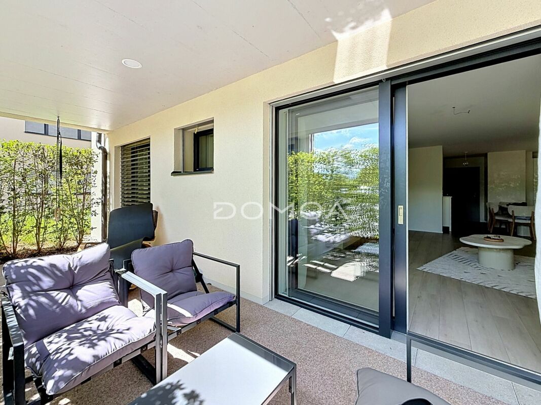 Überdachte Terrasse mit Schiebeverglasung