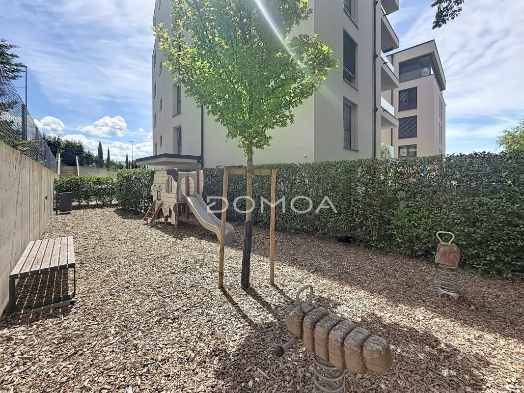 Außenbereich mit Spielplatz und Wohngebäuden