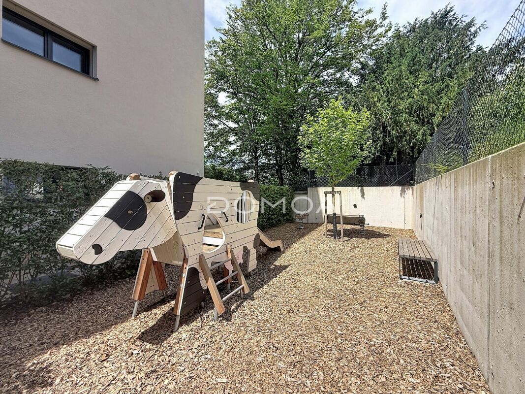 Außenbereich mit Spielplatz