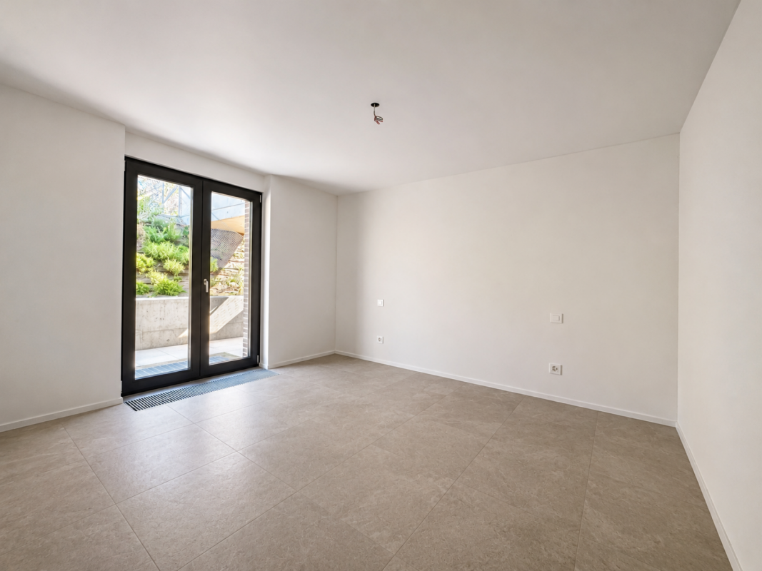 Leerer moderner Raum mit Terrassentür