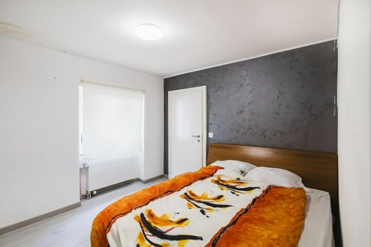 Modernes Schlafzimmer mit dunkler Akzentwand