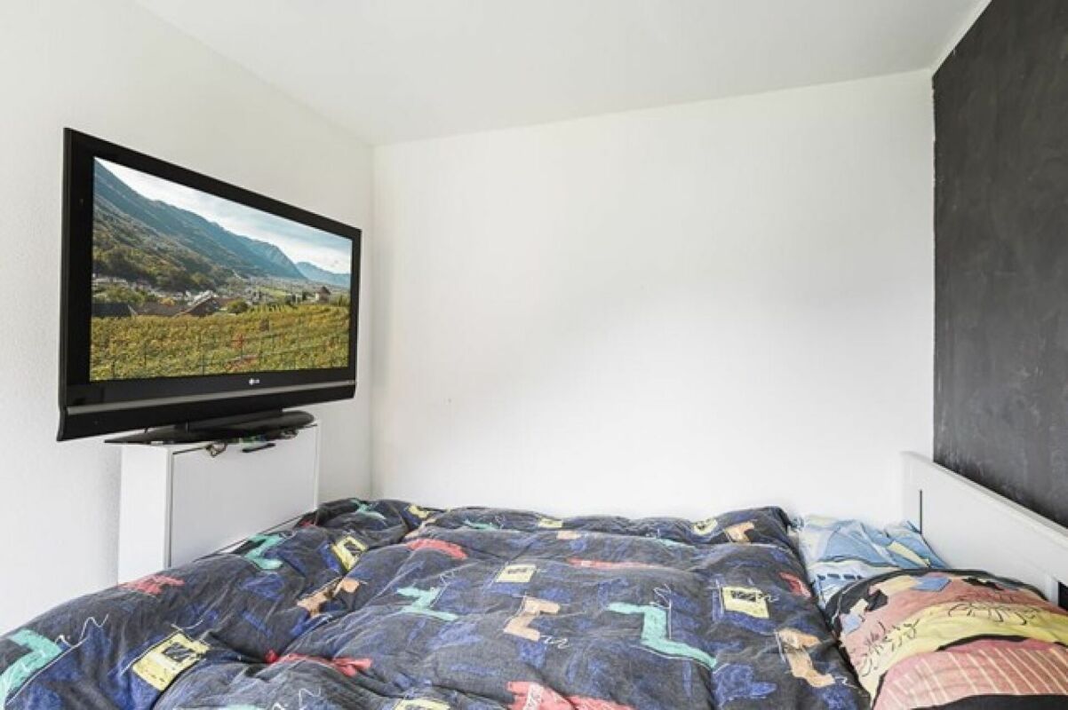Schlafzimmer mit Wandfernseher