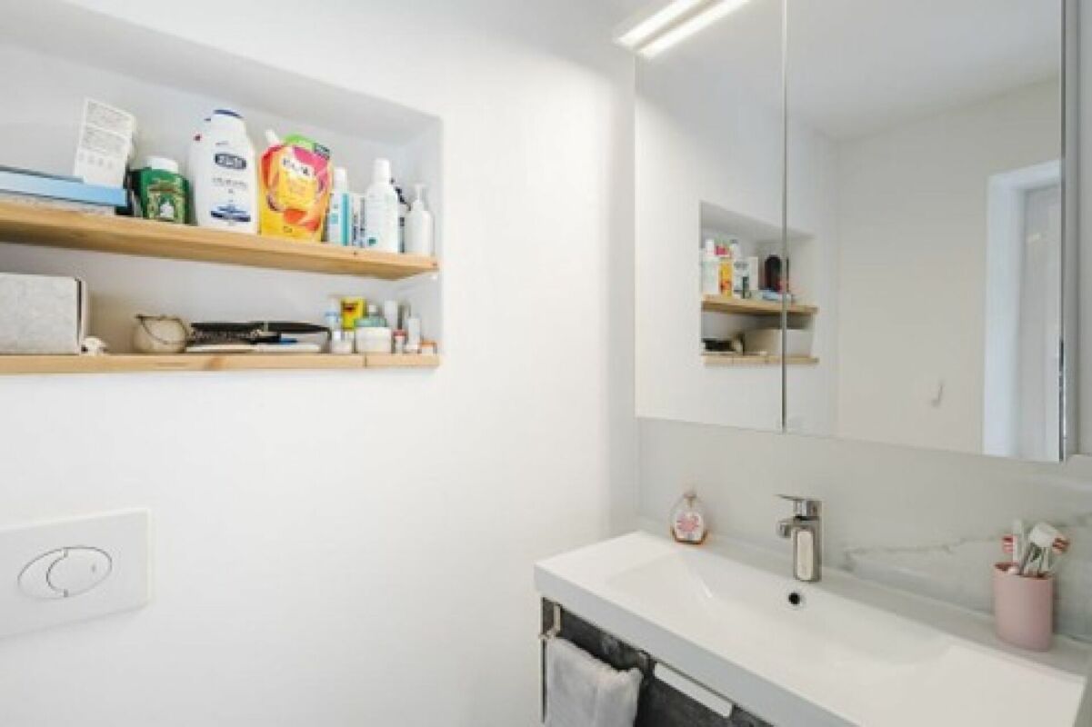 Helles Gäste-WC mit Waschtisch und Spiegelschrank